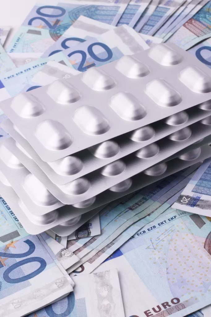 Medikamente und Euro-Scheine als Symbol für Krankenversicherungskosten in der Selbstständigkeit